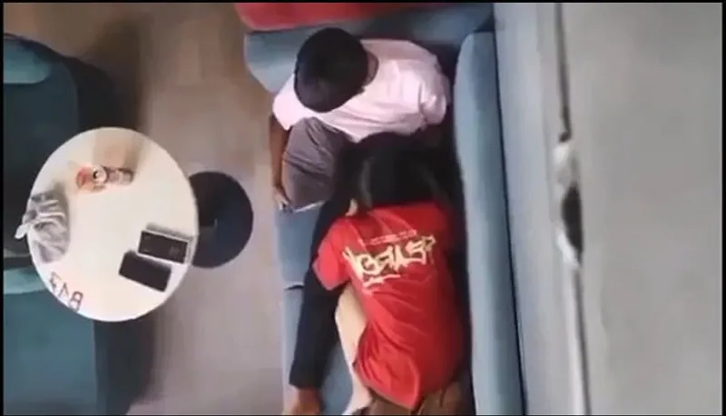 Quay lén cô bạn gái liếm bú cho con ghệ nơi công cộng