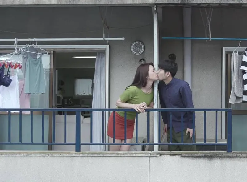 Tiếng rên của chị nhà kề bên cạnh bên và cậu thanh niên được lái máy bay