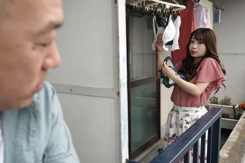 Gã nhà kề bên chuyên soi mói và cặp cô vợ người chồng thường xuyên rên la quá to