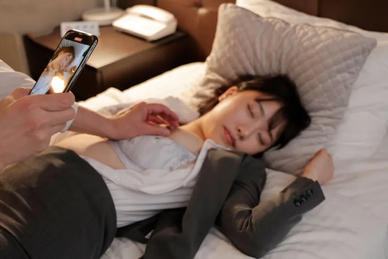 Chuyến công tác với kẻ lừng danh quấy rối ở công ty, cô gái bị chuốc thuốc ngủ