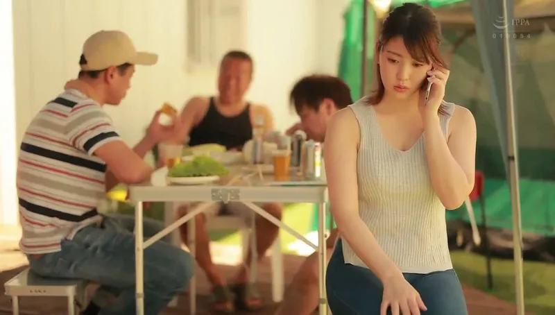 Anh xã khờ để vợ tham gia sự kiện cắm trại với mấy gã nhà sát bên và cái kết