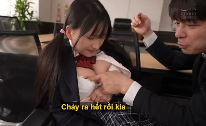Trong suốt 3 năm, thầy giáo rèn luyện học trò ngực đẹp thành " bình đựng tinh"