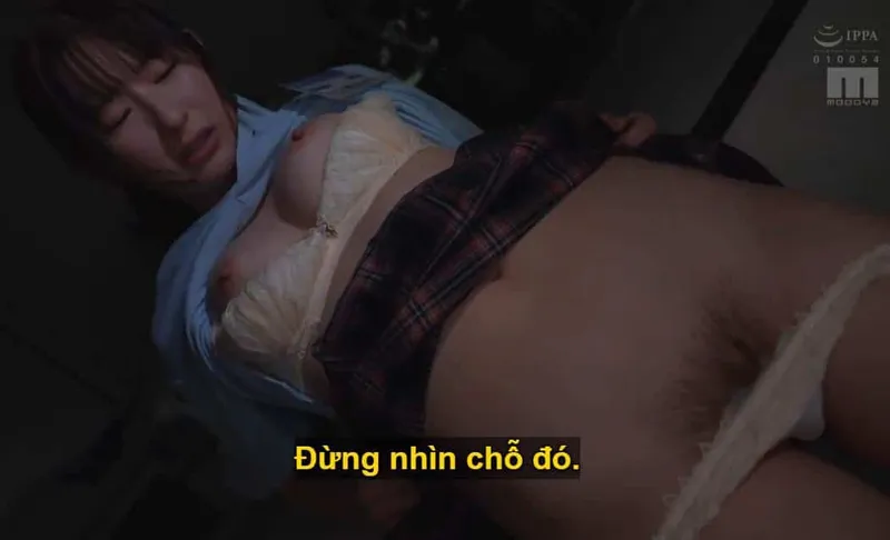Ông chủ mưu đồ trả thù cô nhân viên kiêu kỳ lười nhác, suốt ngày bận rộn tán gẫu tin nhắn cùng người yêu.